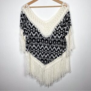 IT GIRL Sz. S Aztec Boho Pattern Fringe Poncho